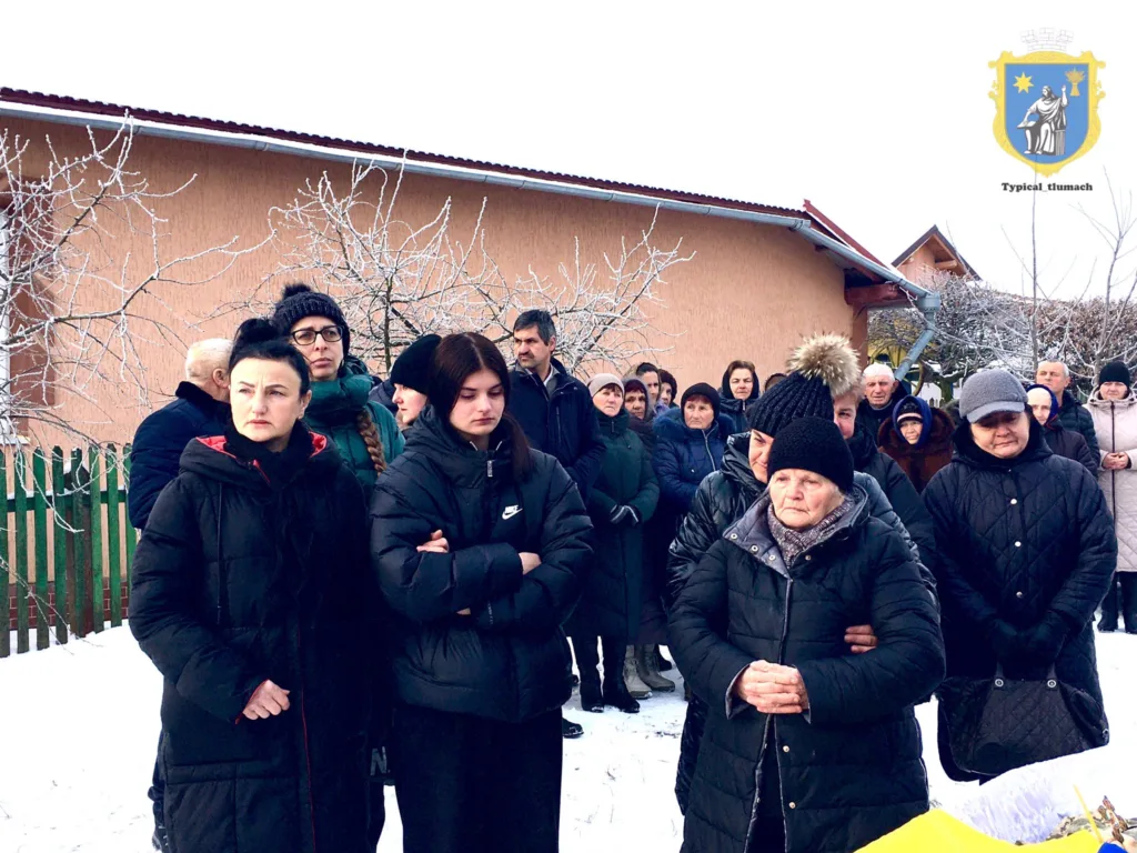 Люди зібралися на вулиці взимку у жалобі