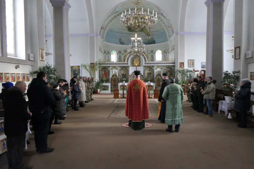 Богослужіння у православній церкві з парафіянами