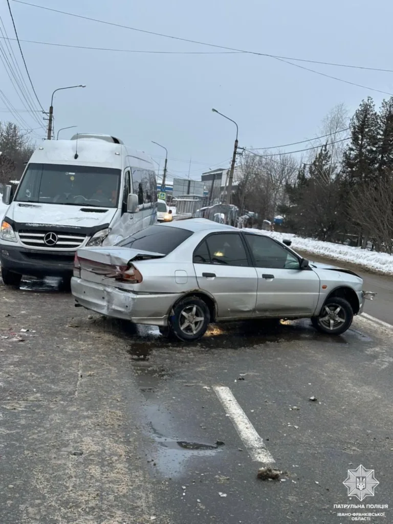 Дорожньо-транспортна пригода з двома автомобілями взимку