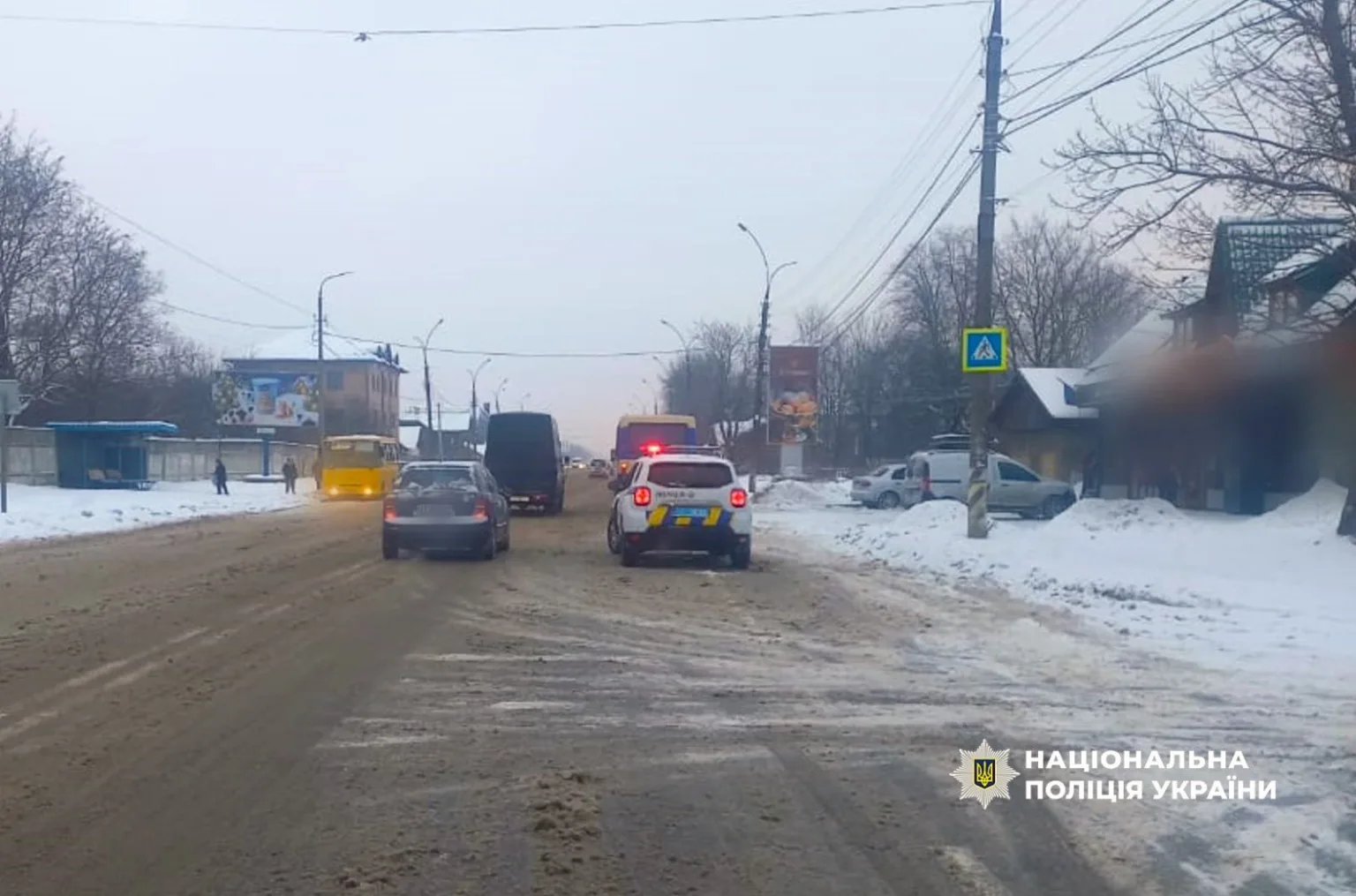 Поліцейське авто на зимовій дорозі міста