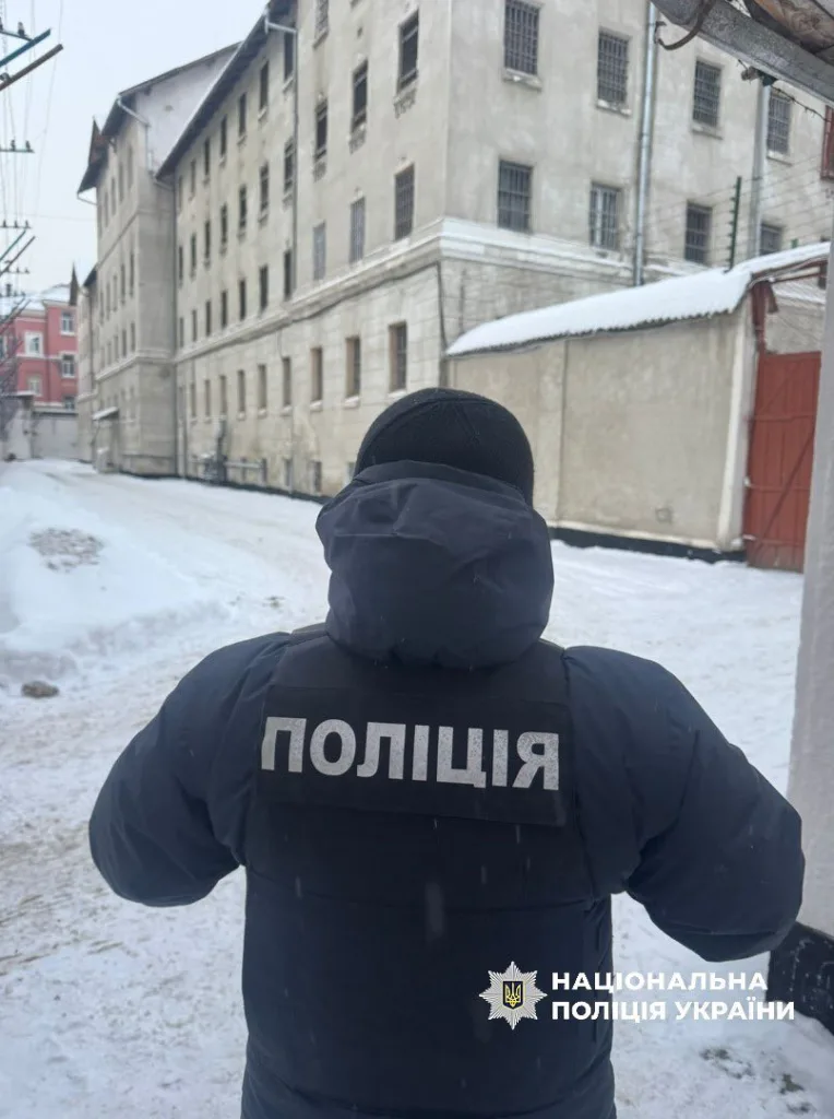 Поліцейський патрулює засніжену вулицю біля будівлі