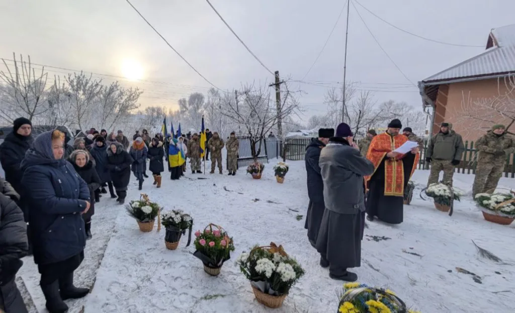 Зимова церемонія вшанування пам'яті з прапорами України