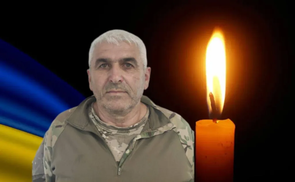 Український військовий та запалена свічка пам'яті