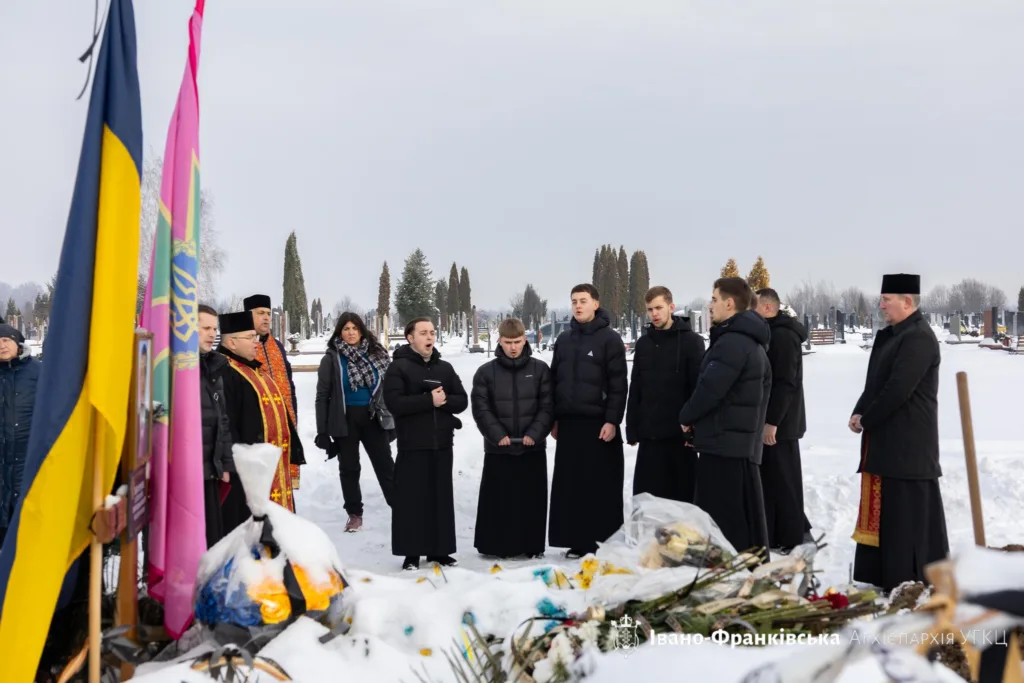 Поминальна церемонія на кладовищі взимку
