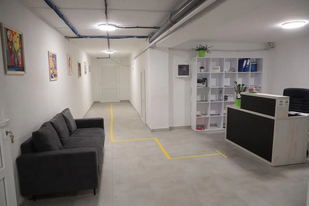 Світлий офіс із диваном і стійкою ресепшн