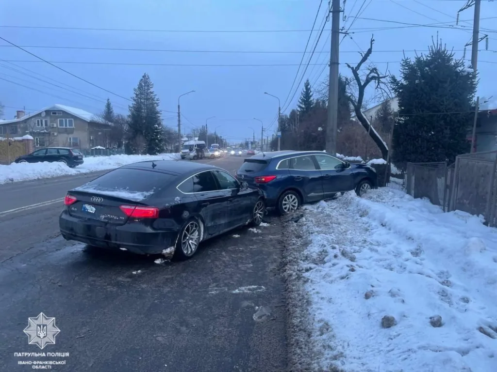 Дорожня аварія двох автомобілів на засніженій вулиці