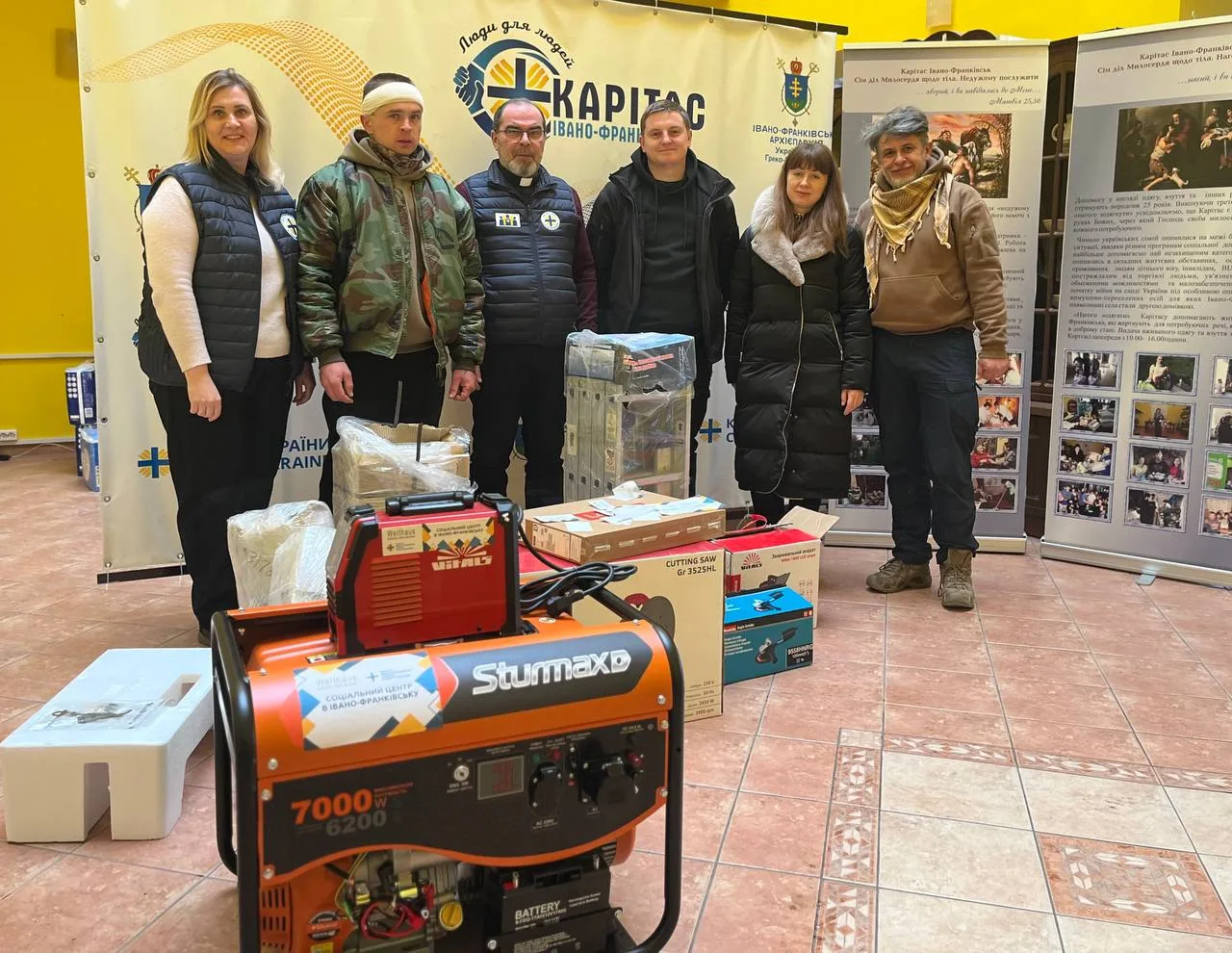 Волонтери Карітасу передають обладнання для допомоги