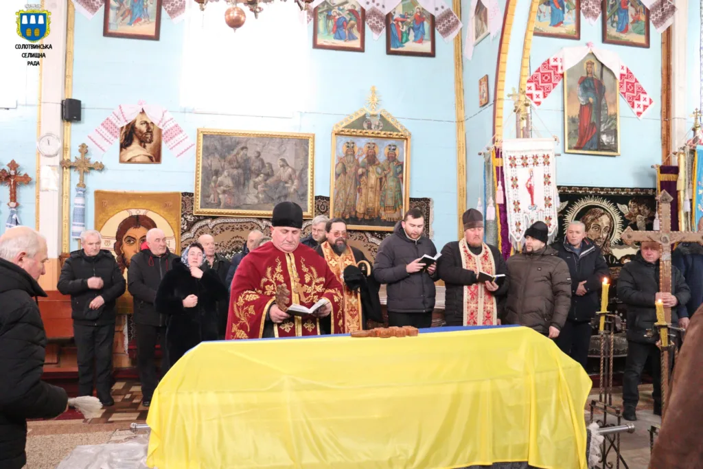 Священники проводять поминальну службу у церкві