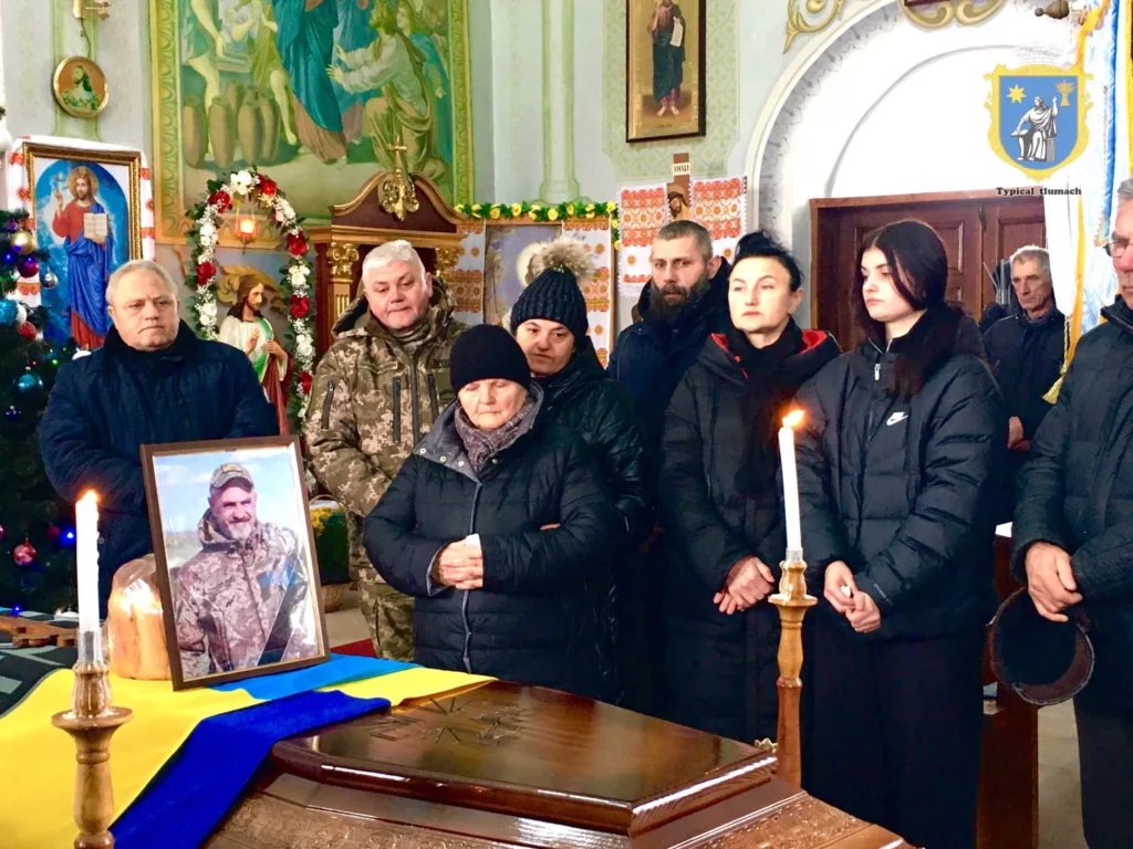 Прощання з військовим у церкві з родиною та свічками