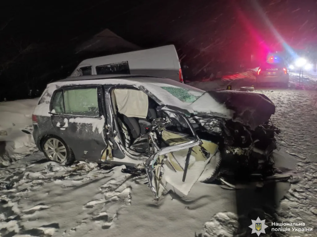 ДТП взимку із пошкодженим автомобілем на снігу