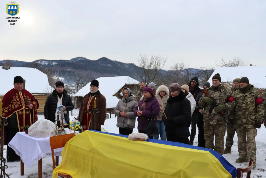 Прощання з полеглим воїном у сніжному селі