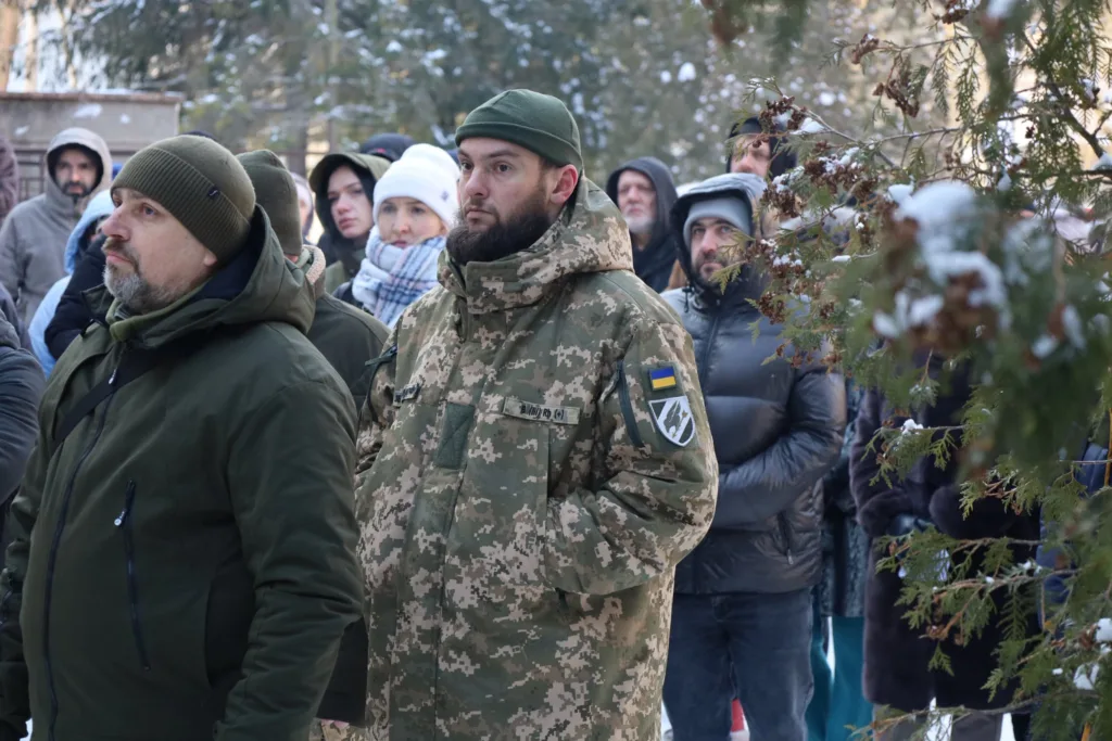 Українські військові та люди на зимовому заході