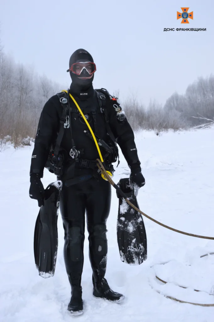 Водолаз рятувальник у зимовому спорядженні на снігу