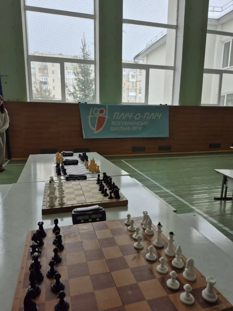 Шахові дошки на шкільному турнірі в спортзалі