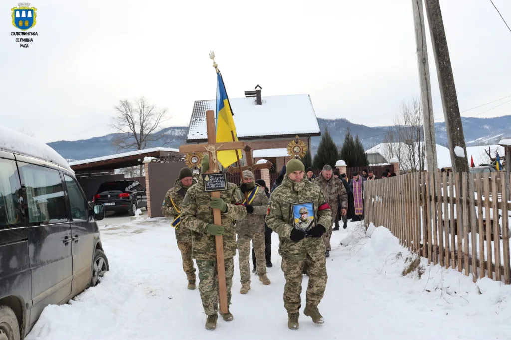 Військові несуть прапор і фото героя
