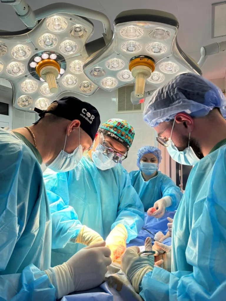 Хірурги виконують операцію в стерильній операційній