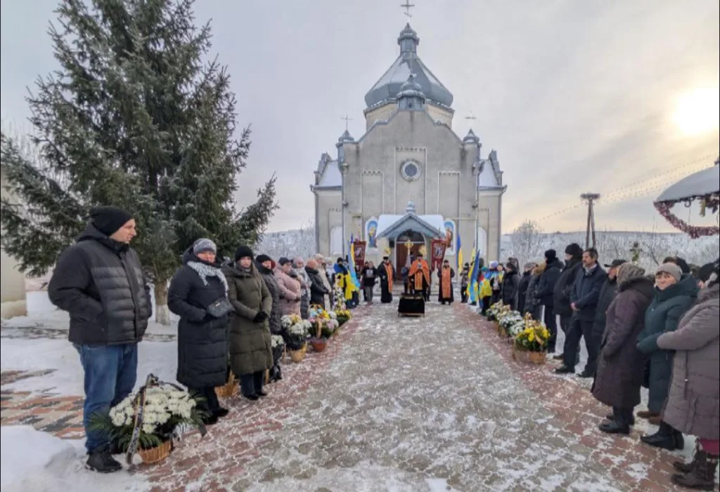 Люди біля церкви на зимовій церемонії