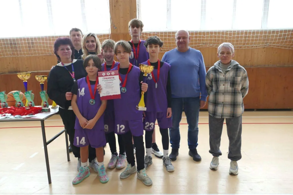 Юна баскетбольна команда святкує перемогу з кубком