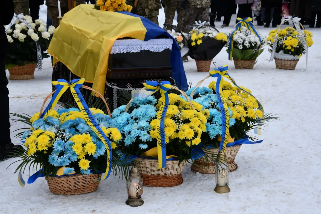 Похорон українського військового з прапором і квітами