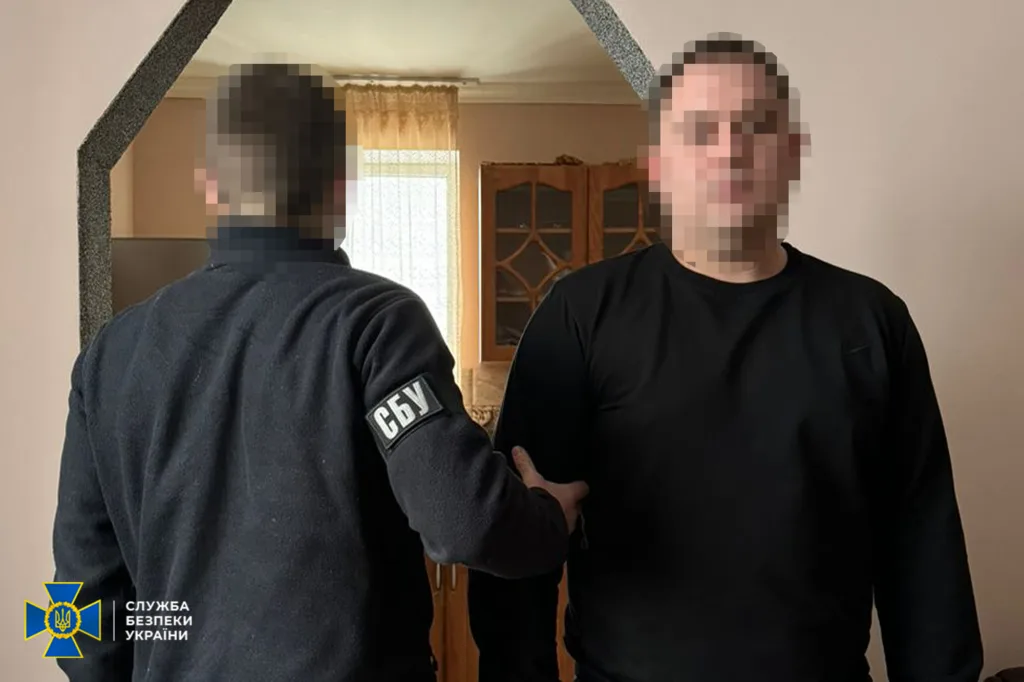 Офіцер СБУ затримує підозрюваного в будинку