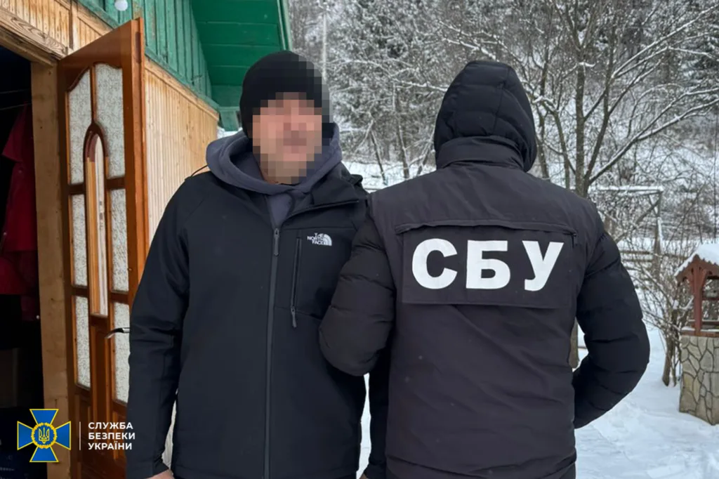 Офіцер СБУ проводить затримання взимку