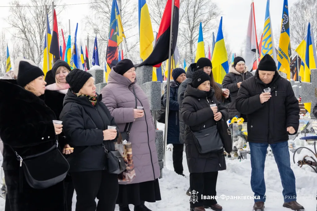 Люди вшанують пам’ять героїв на цвинтарі