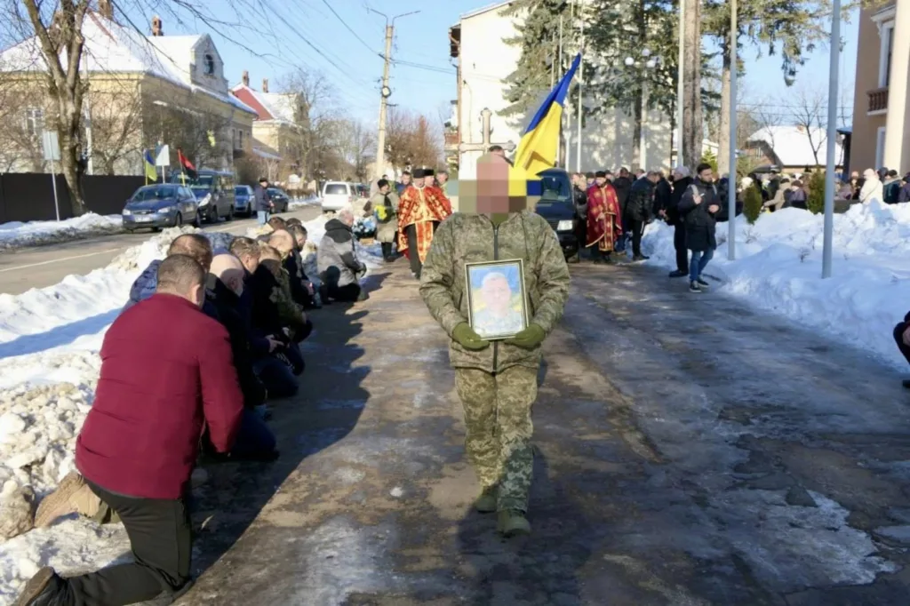 Прощання з українським військовим на зимовій вулиці