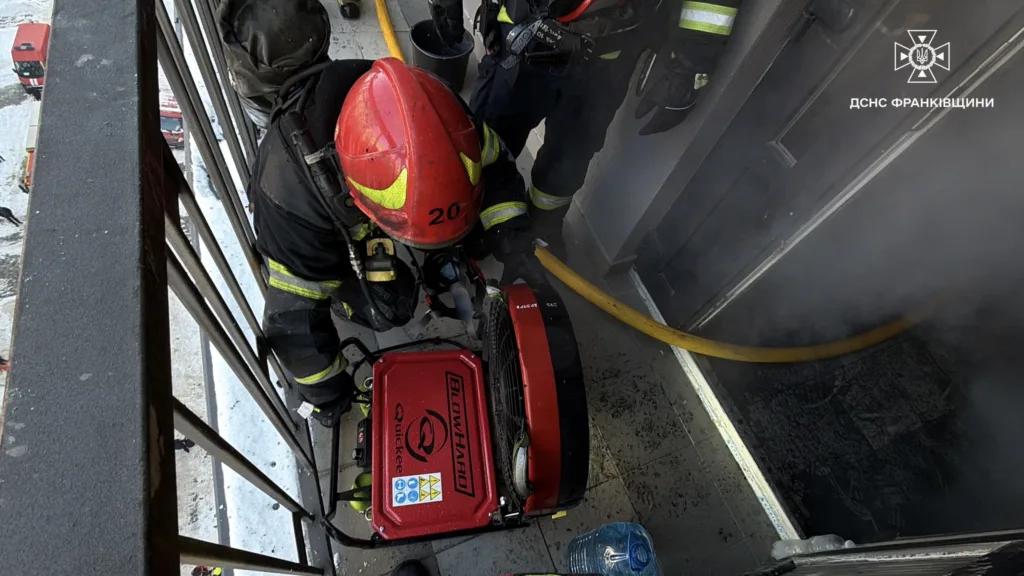 Пожежники гасять пожежу у багатоповерхівці