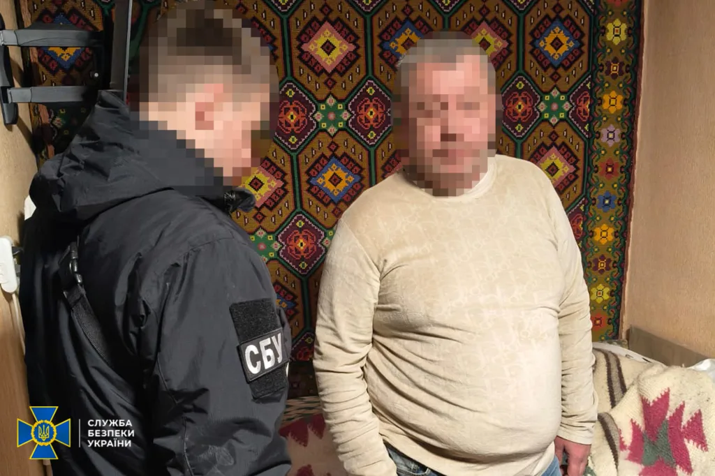 Офіцер СБУ спілкується з чоловіком у кімнаті