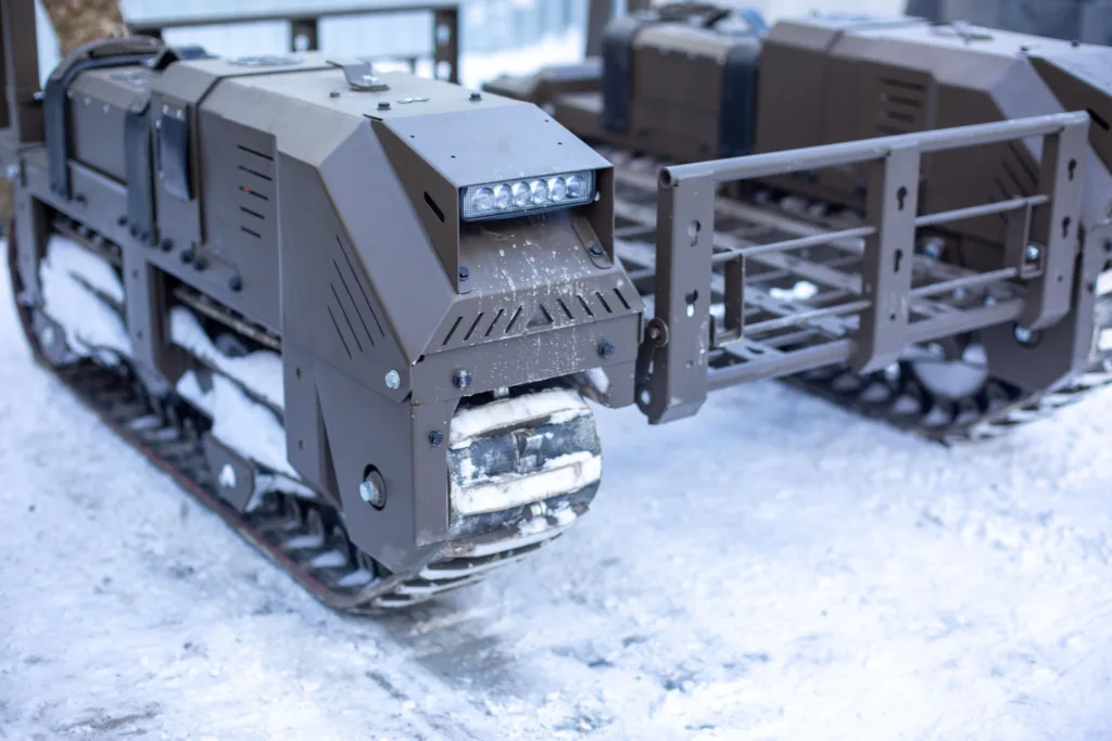 Безпілотна гусенична машина на снігу