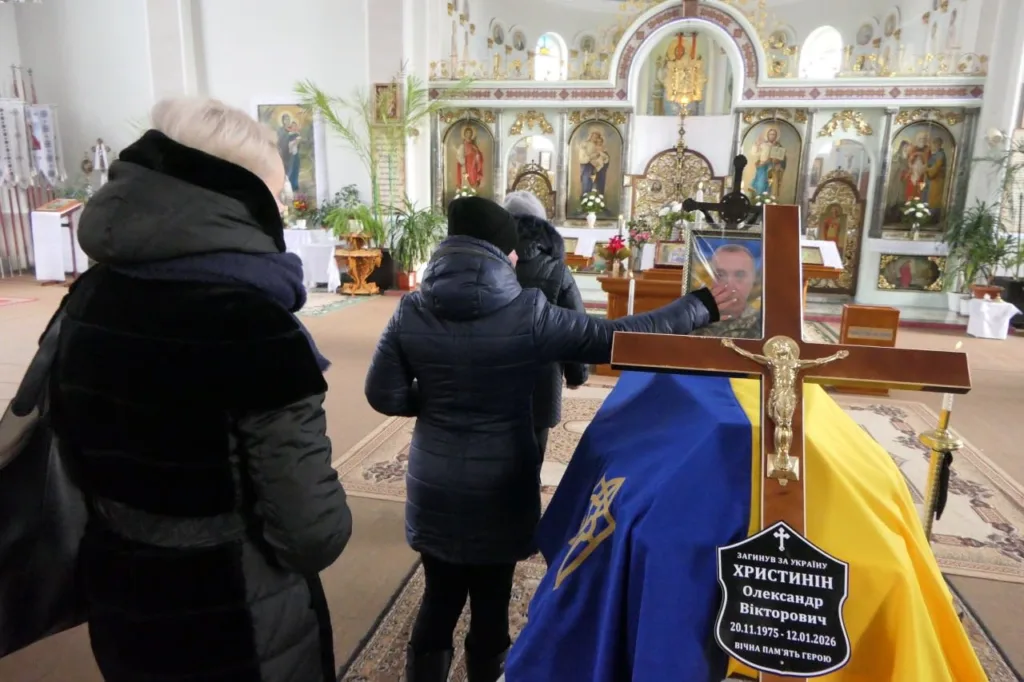 Прощання із загиблим героєм у церкві