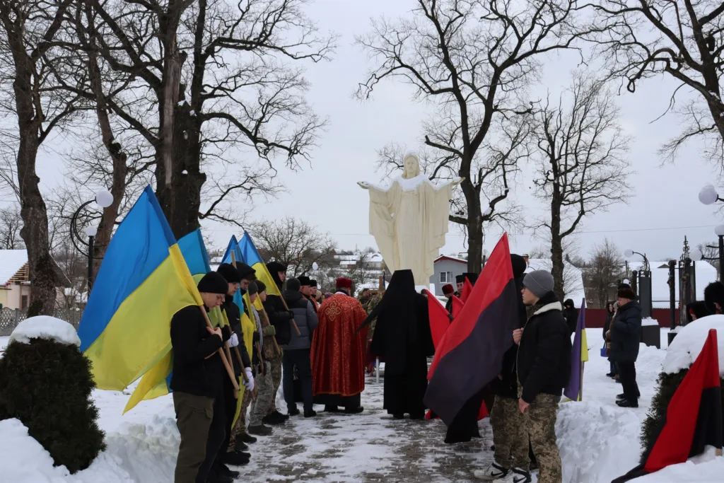Вшанування біля пам’ятника із українськими прапорами взимку