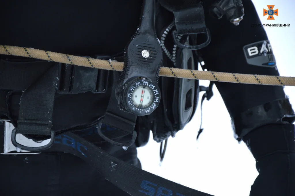 Водолаз з компасом та спорядженням