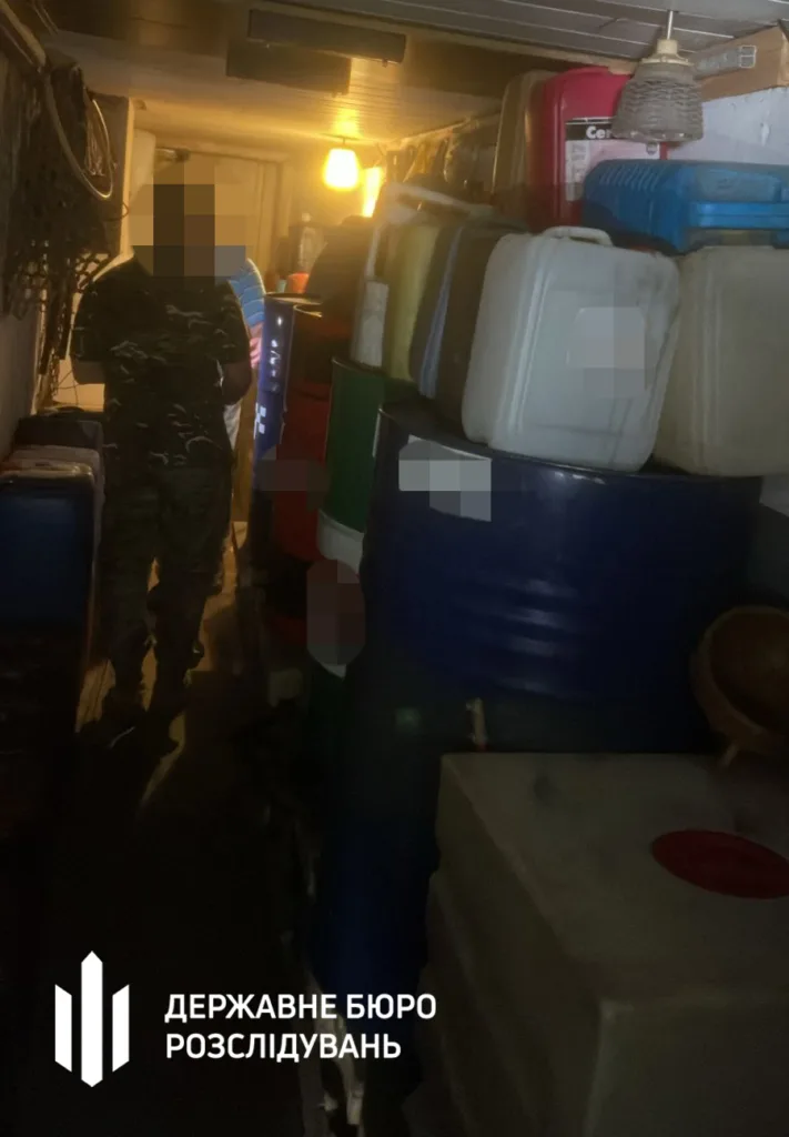 Слідчі оглядають склад із пластиковими бочками