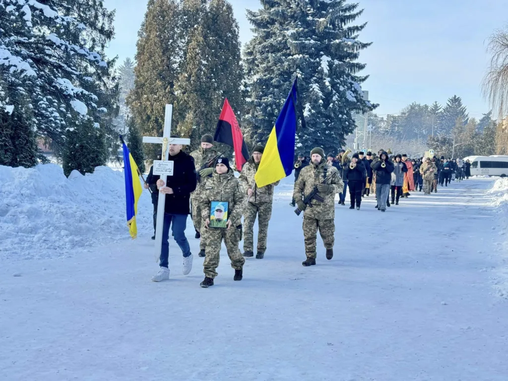 Військовий похорон з прапорами України взимку