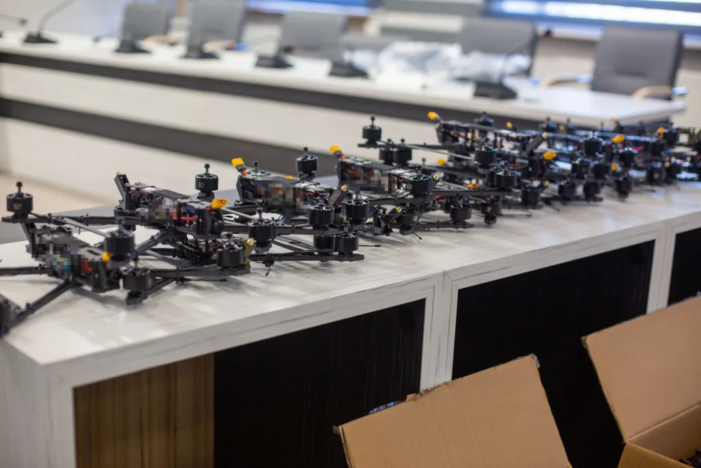 Кілька дронів на столі в офісі