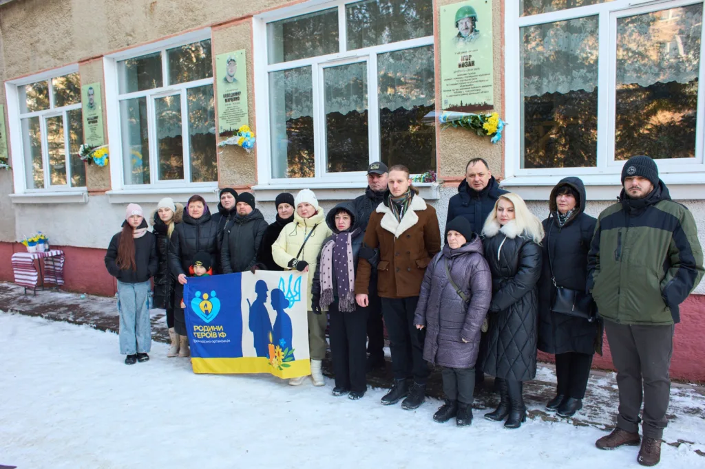 Люди на вшануванні пам’яті героїв біля школи