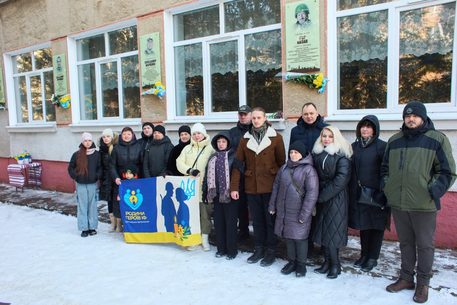 Люди на вшануванні пам’яті героїв біля школи