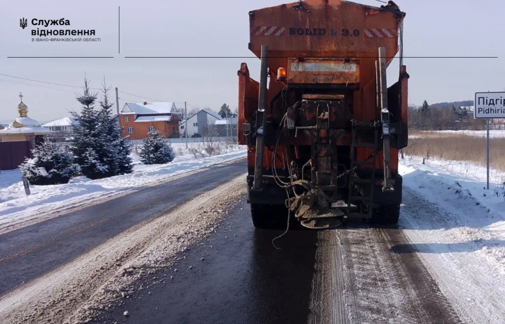 Дорожня техніка ремонтує зимову трасу в Підгір’ї