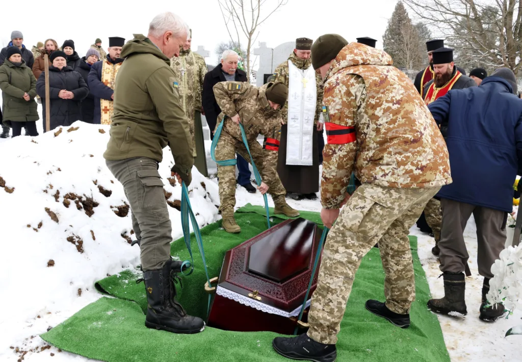 Військові проводять поховання на снігу