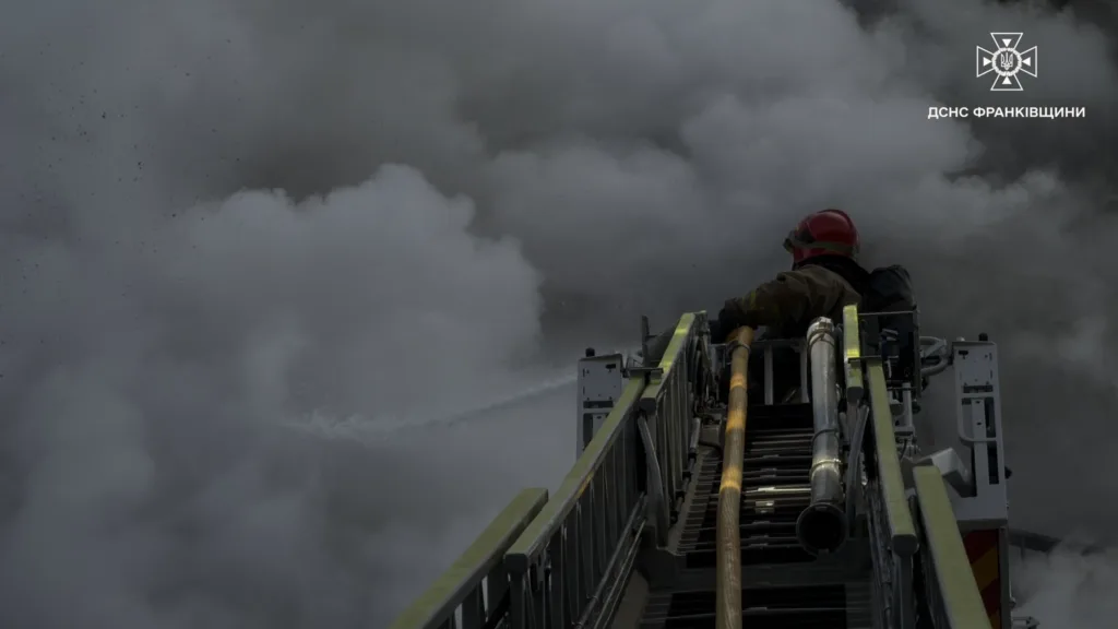 Пожежник гасить вогонь серед густого диму