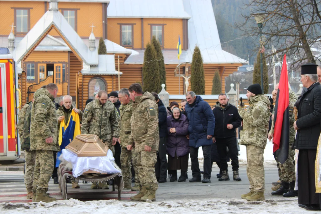 Військові прощаються з полеглим героєм біля церкви