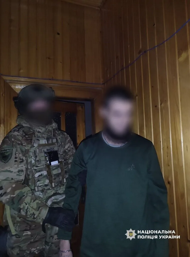 Поліція України затримала підозрюваного у будинку