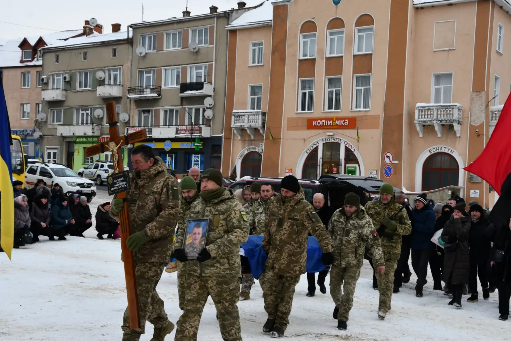 Військові несуть труну героя у місті Рогатин