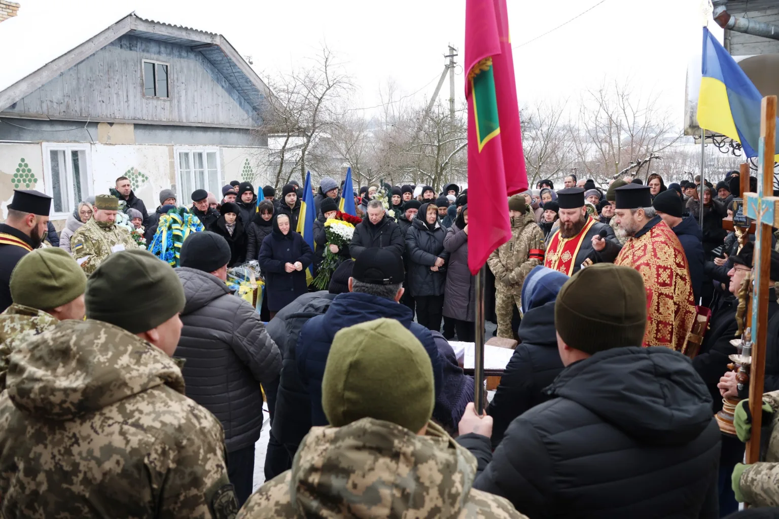 Похоронна церемонія українських військових і священників