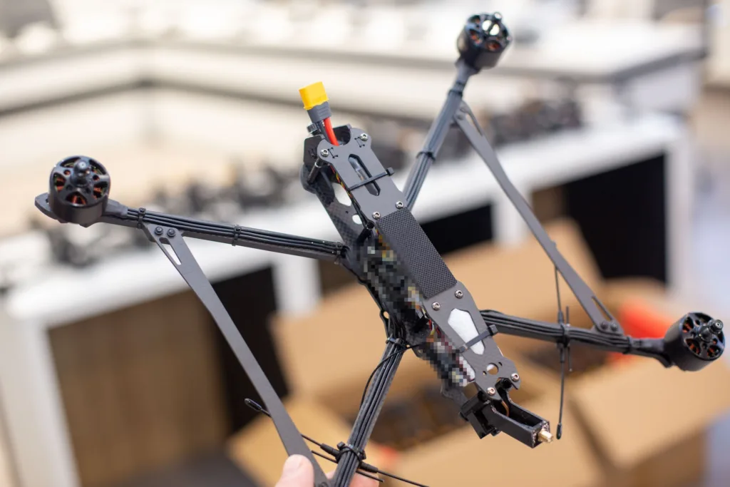 Рамка дрона з вуглецевого волокна в руках