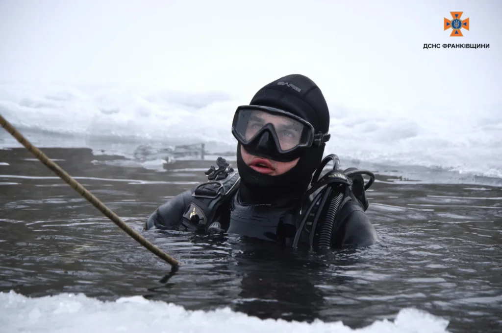 Рятувальник-водолаз працює в крижаній воді