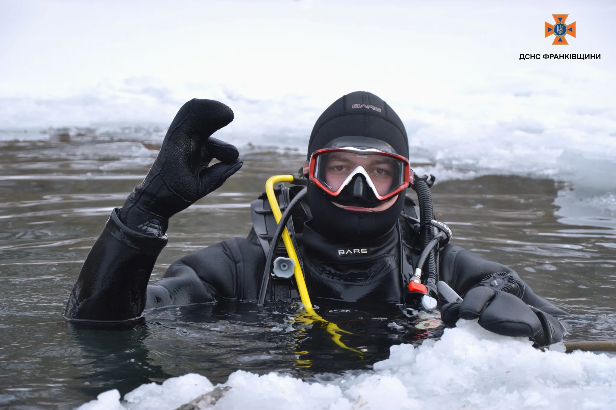 Водолаз у крижаній воді під час тренування