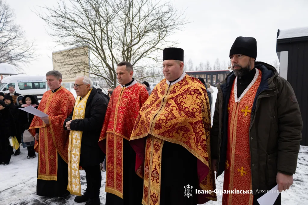 Священники на зимовій церковній церемонії