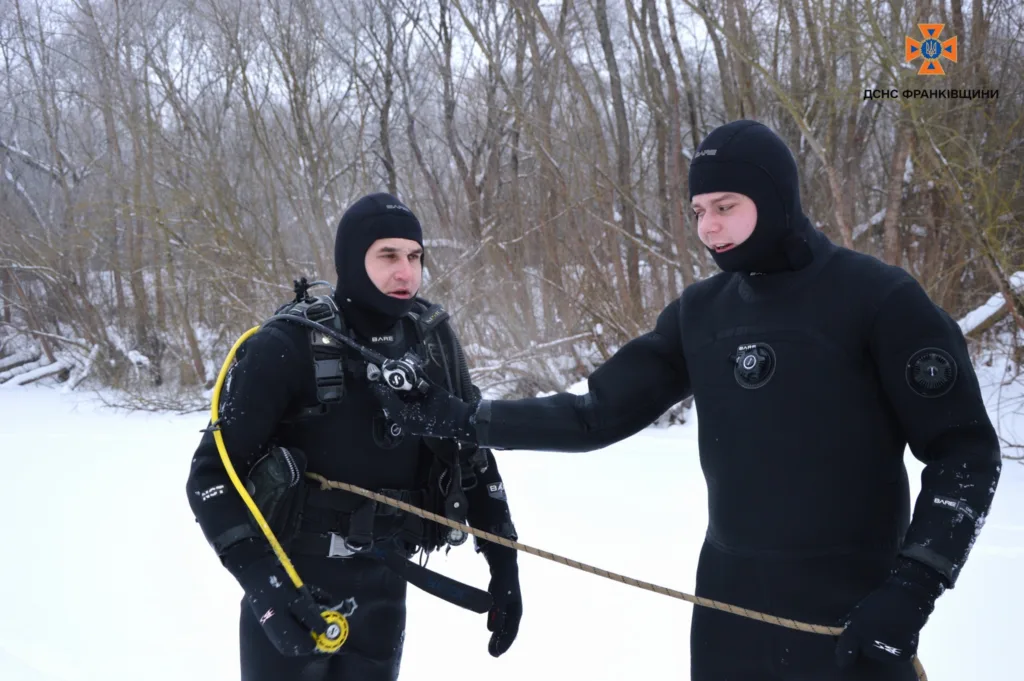 Водолази рятувальники готуються до занурення в крижану воду